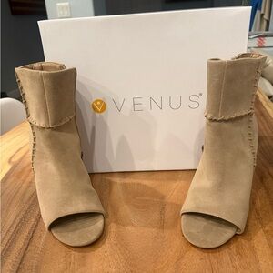 VENUS Tan Ankle Boots with Block Heel and Side Zipper